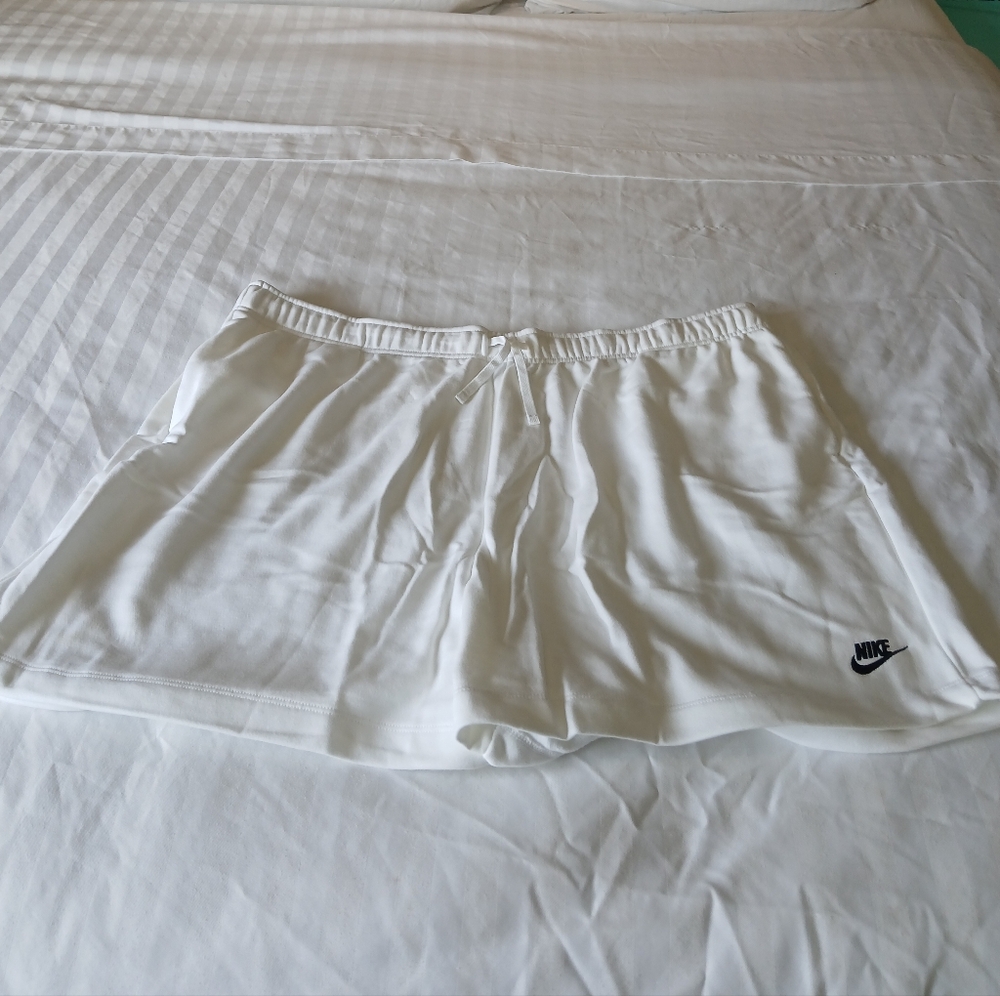 Nike Sportwear Club Standard Fit Mid-Rise White Fleece Shorts Women's 3X NEW